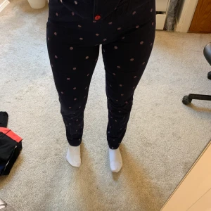 Mjukisbyxor - Prickiga mjukisbyxor. Köp hela settet för billigare pris. 