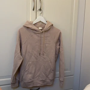 Hoodie från Hm - Begie/ljusrosa hoodie från Hm i storlek XS