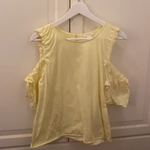 Topp från H&M - Gul sommartopp från H&M i mycket bra skick
