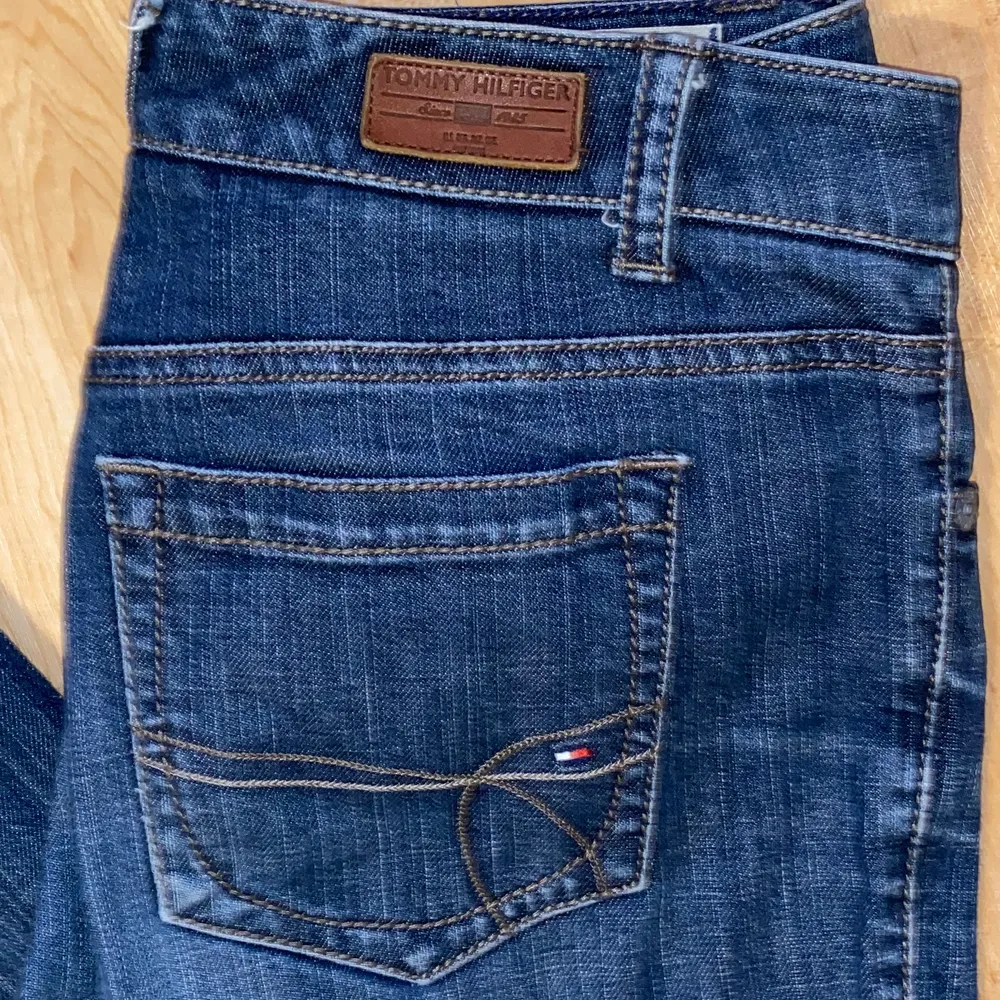 Jag säljer ett par vintage Tommy Hilfiger flare jeans i mycket bra kvalitet. De är lågmidjade och mörkblå. Jag säljer dem för att dem inte passar mig i storleken längre. De är ganska stora i storleken, eftersom att den är i storlek 36 passar den för folk i storlek 38. Budgivningen startar på 100 kr men kan köpas direkt för 300 kr. Köparen står för frakten 66kr.. Jeans & Byxor.