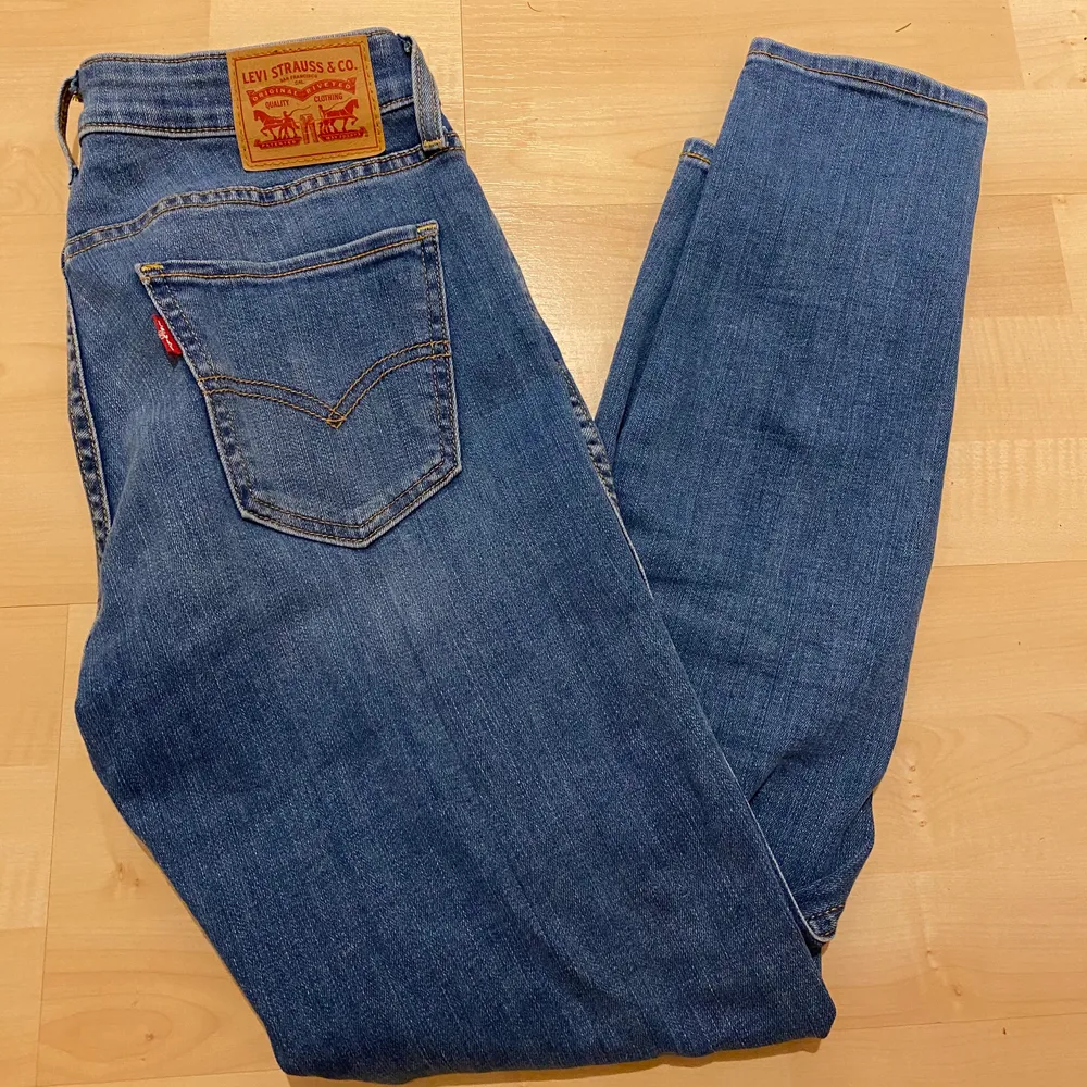 Säljer dessa Levi’s jeans i storlek 26 då de tyvärr är förkorta på mig... Jeansens söm går in lite på benet, skriv privat till mig om ni vill ha fler bilder! Köptes i USA men säljs nu för 120kr! Skicket är som nytt!. Jeans & Byxor.
