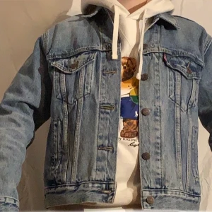 Levis jeansjacka - Är i nyskick 10/10 en kortare variant storlek M inga hål eller skador