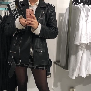 Skinnjacka  - Säljer min ursnygga skinnjacka från stardavius, köpt för ca 800kr 💞 jättefint skick, grejen som man hänger upp den med har gått av men det är inget man tänker på. Storlek L, sitter snyggt oversized på mig med xs/s 😙🤌💋