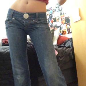 Y2k lowies - Låågmidjade jeans som jag köpt här på Plick men tyvärr lite för tajta för mig som är S, skulle nog säga att de passar XS eventuellt liten S. De är raka/ lite utsvängda i benen. Superbra skick! Kontakta mig för fler bilder eller andra frågor. 