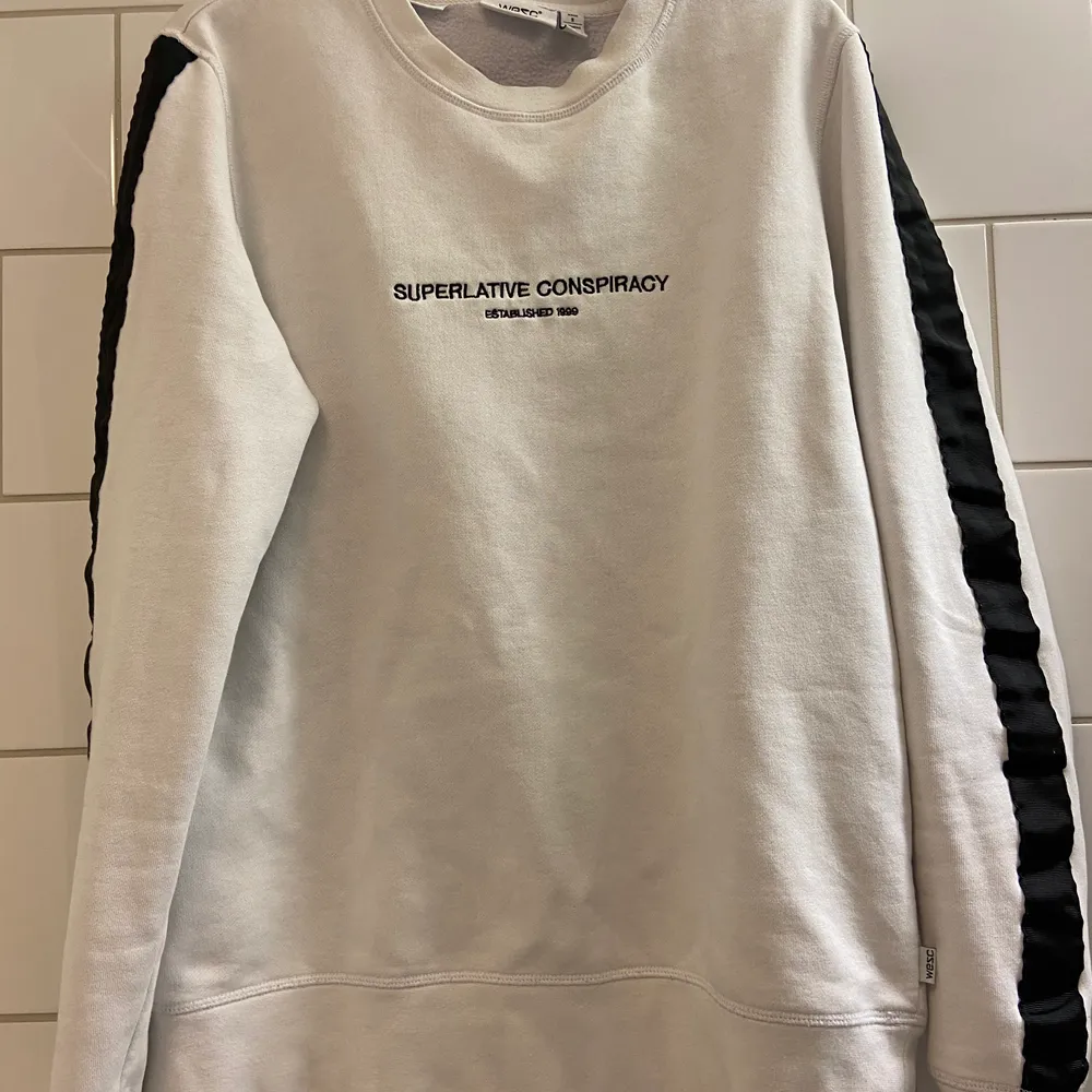 Vit sweatshirt från Wesc i storlek S väldigt lite använd, inga skador på plagget utan i orginalskick. Orginalpris 700 kr. Frakt ingår ej i priset . Tröjor & Koftor.