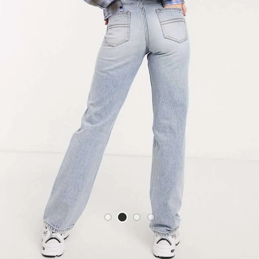 Köpta på asos för ca 400kr. Helt nya, för stora för mig. Passar dig som är ca 170 lång. . Jeans & Byxor.