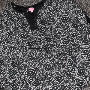 Fin mönstrad blus - Luftig fin mönstrad blus.