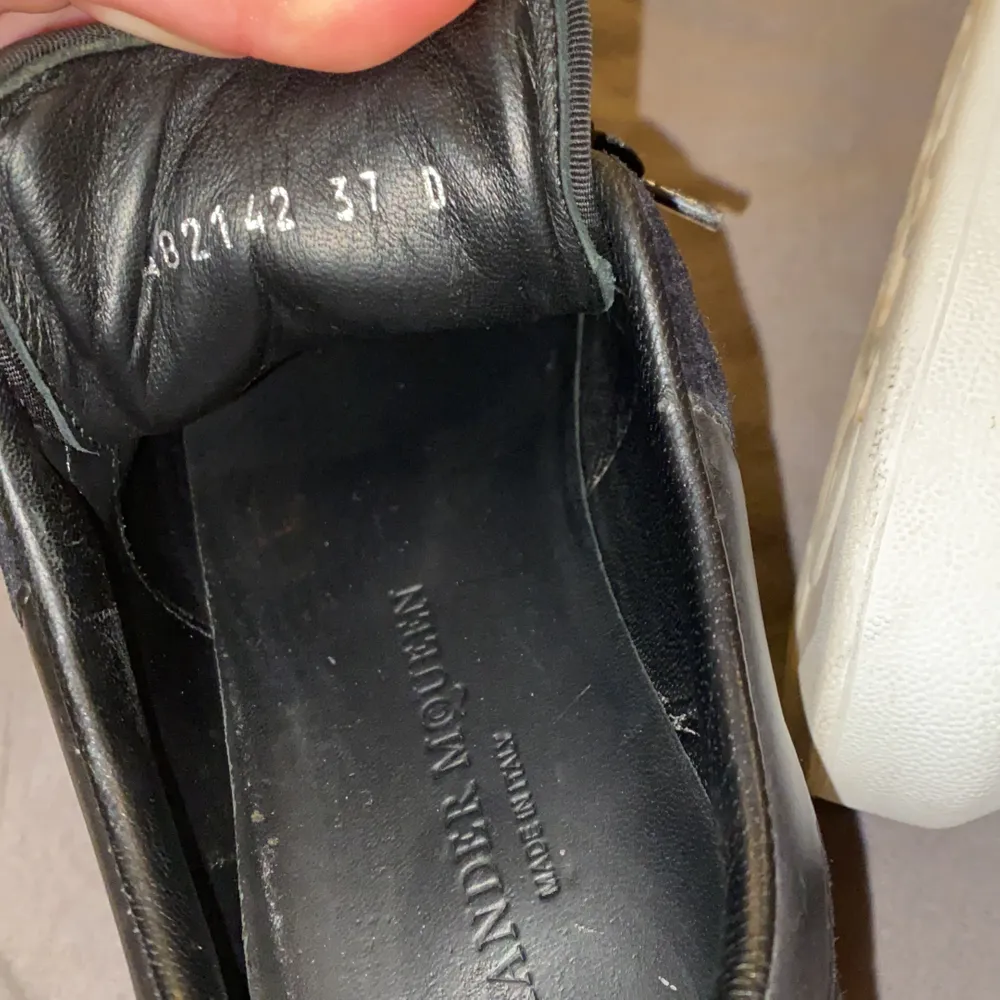 Säljer mina alexander mqueen skor som är köpta på vestiare collective för 1mpnad sen, kvitto från originalköparen finns, stl 37 men passar 38 också då dom är stora i stl💞💞💞 säljer för att dem är lite förstora för mig, hör av er vid frågor eller så!!! HÖGSTA BUD PÅ 2100kr. Skor.