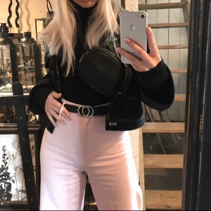 rosa jeans - skitfina rosa jeans från zara! stl 36 men sitter snyggt i både midja och ben på mig som är 34 egentligen, jeanstyget är även något strechigt! använda fåtal gånger så i nyskick! nypris 400 💕💕 pris exk frakt