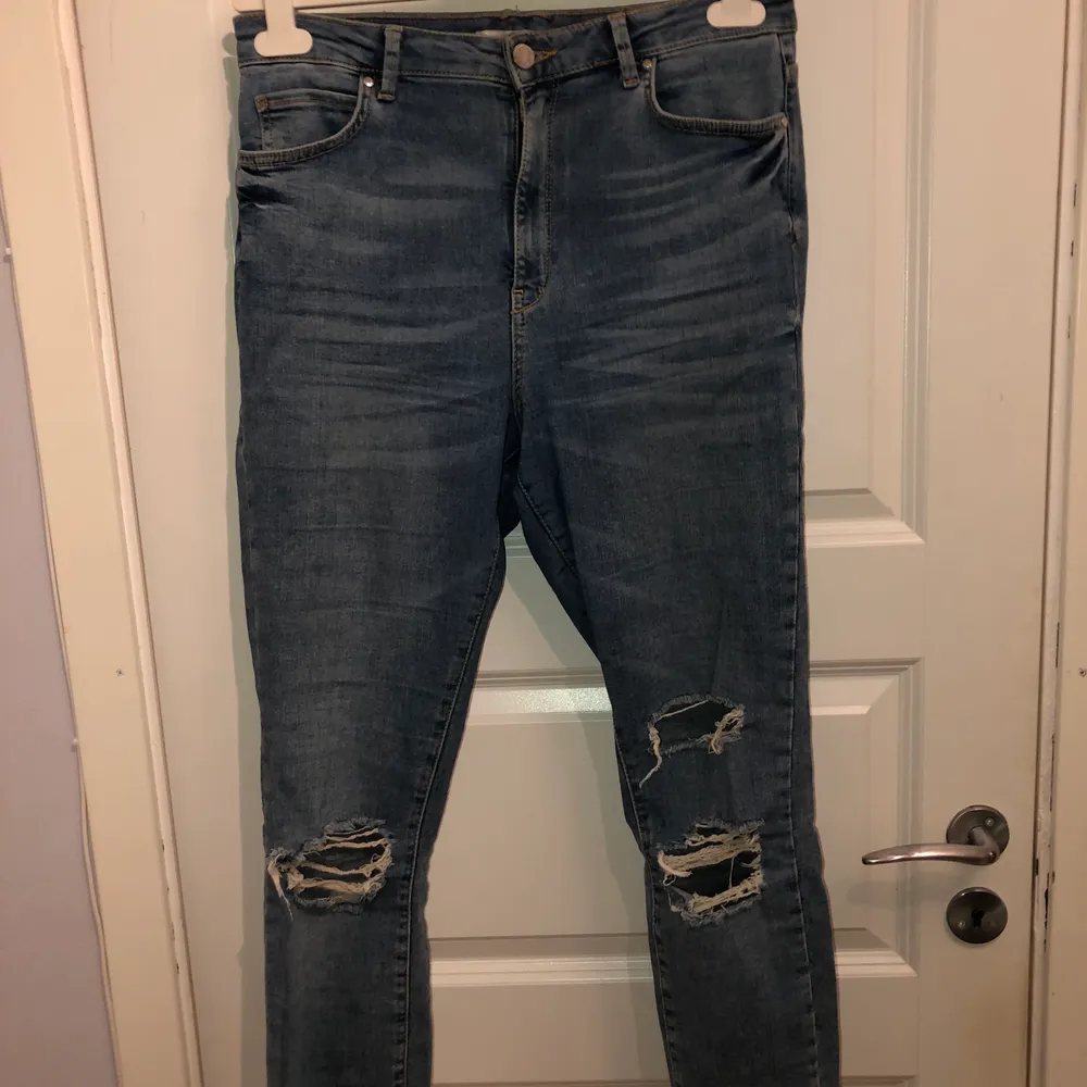 Slitna jeans från Gina, användna men är fortfarande i fint skick! Köparen står för frakten OBS finns billigare frakt men paketet är isåfall inte spårbart. Jeans & Byxor.
