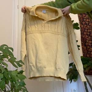 Skitsnygg gul stickad tröja från Boomerang. Köpt på plick, tror förra ägaren har sytt någon slags sömn vid muddarna vid armarna, annars väldigt bra skick. Färgen är svår att få på bild, men det är en ljusgul/gul färg.