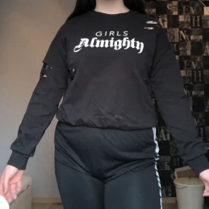 Sliten tjocktröja - Säljer denna snygga tjocktröja då den aldrig används! Har slitningar i sig som ska vara där! Storlek S men sitter löst på mig som har L. Köparen står för frakten OBS finns billigare frakt men paketet är isåfall inte spårbart!