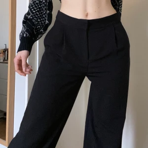 Kostymbyxor!! - Svarta vida kostymbyxor från Monki!! Jättefint skick!💞💗 Storlek 36. Går att ha både hög- och lågmidjat! Innerbenslängd ca 73 cm, passar alla längder eftersom de sitter väldigt olika beroende på om man har de hög- eller lågmidjat🥰🥰