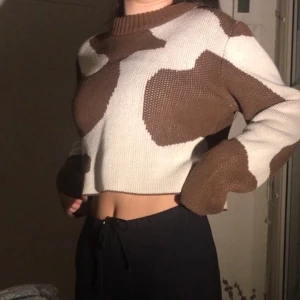 Tjocktröja - En superball komönstrad tjocktröja från Weekday. Köpt här på plick men den har tyvärr aldrig kommit till användning 💕 Bud på 300kr inklusive frakt: budgivningen är slut 20:00 idag alltså söndag 10 januari