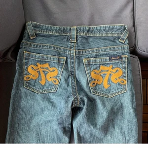 Jeans  - Ett par skit snygga jeans med märke på bakfickorna vilket ger mycket gamla tider vibes! Dom är fire men har blivit för små för mig :( dem passar någon med storleken ”eur 10” alltså xxs elr liten xs skulle jag säga😍 Kan mötas upp i Sthlm och frakta 