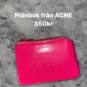 Acne Plånbok - Litet vitt skrapmärke. Annars väldigt fint skick!