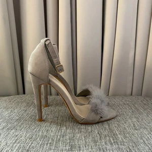 Klackskor - Gråa klackar med päls 🤍🤍🤍  Oanvända, klackhöjd 11 cm 