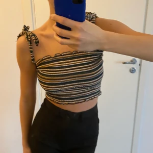 Fin topp - Jättesnygg topp som är köpt i någon random butik i USA. Man kan välja att ha straps på axlarna eller ta bort dem, man knyter dem även själv, så storlek kan man välja själv! Kan mötas upp i Skåne eller frakta 💗
