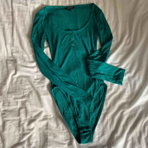  - Grön body från Topshop, aldrig använd. Vid frakt står köparen för fraktkostnaden.
