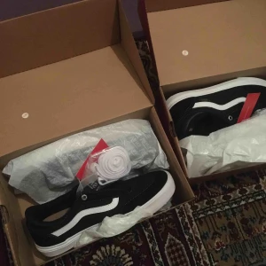  - 2 par splitternya Vans Gilbert Crockett Black/true white storlek eur 40   Skosnören kvar och helt orörda!   Båda för 1000 Kr Eller ett par för 700    Hämtas helst i stockholm södermalm 