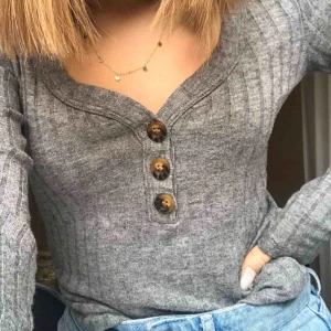  - Grå v-ringad offsholder tröja från hollister. Aldrig använd. Köpare står för frakt på ca 50kr🥰