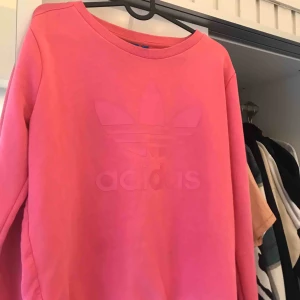  - En knappt använd adidas sweatshirt