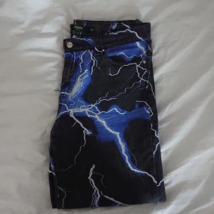 Jeans, Blixtmotiv hög kvalle - Säljer dessa så populära och snygga Jeans med blixtmotiv över hela jeansen från Jaded London. Dom har blivit för små och därför säljs dom. Köptes för 800 Kr och är i Topp skick. Används av både tjejer och killar. Frakten står jag för (88kr)