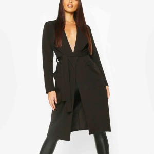  - Säljer en jättefin kappa från Boohoo. Använd 1 gång, så den är i nyskick. Skickar mer bilder vid intresse. Kan mötas upp och skickas om du betalar frakt.