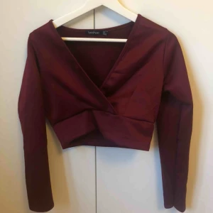  - Röd magtröja från Boohoo. Glansigt tyg.
