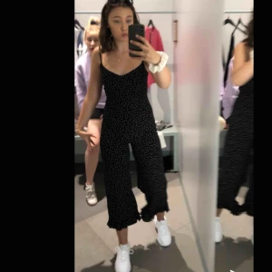  - Jätte fin jumpsuit som jag köpte på afound i somras men som nu tyvärr blivit för liten. Mycket använd eftersom de va min favorit men bra skick!