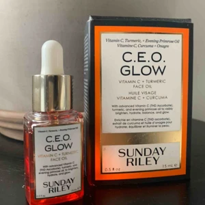  - Skitgrymt serum köpt på Sephora vid jul men jag behöver den tyvärr inte:( kostar ca 500kr på Sephora och är perfekt för den som gillar extremt fint lyster och vill få huden plump! Pris går att diskutera vid snabb affär❤️