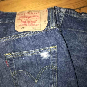  - Levisjeans, köpta på sellpy men aldrig använda av mig pga för små. Köpare står för frakt