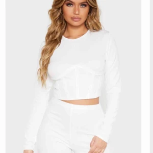  - Topp från prettylittlething i storlek 36 men passar bättre nån med XS! Aldrig använd☺️
