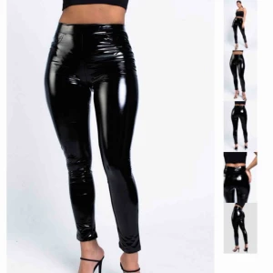  - Madladys populära lack/vinylbyxor! Köpta för 499kr, använda en gång. Skönaste materialet inuti och mycket stretch😍 de är i storlek 38/M men små i storleken så passar bra på även en S❤️