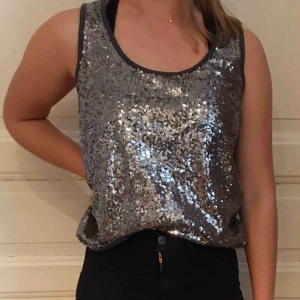  - Glittrgt linne från Lindex, går ej att köpa längre. Aldrig använd