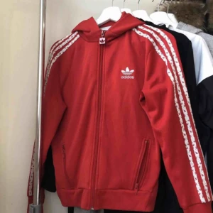  - Säljer en röd adidas kofta❤️