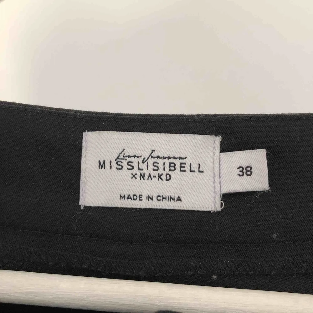 ursnygga kostymbyxor från Misslisibells kollektion med NA-KD. fint skick då de knappt är använda. frakten ej inkluderad i priset 🥰. Jeans & Byxor.