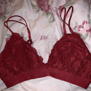  - Röd brallette ifrån HM! Knappt använd! 