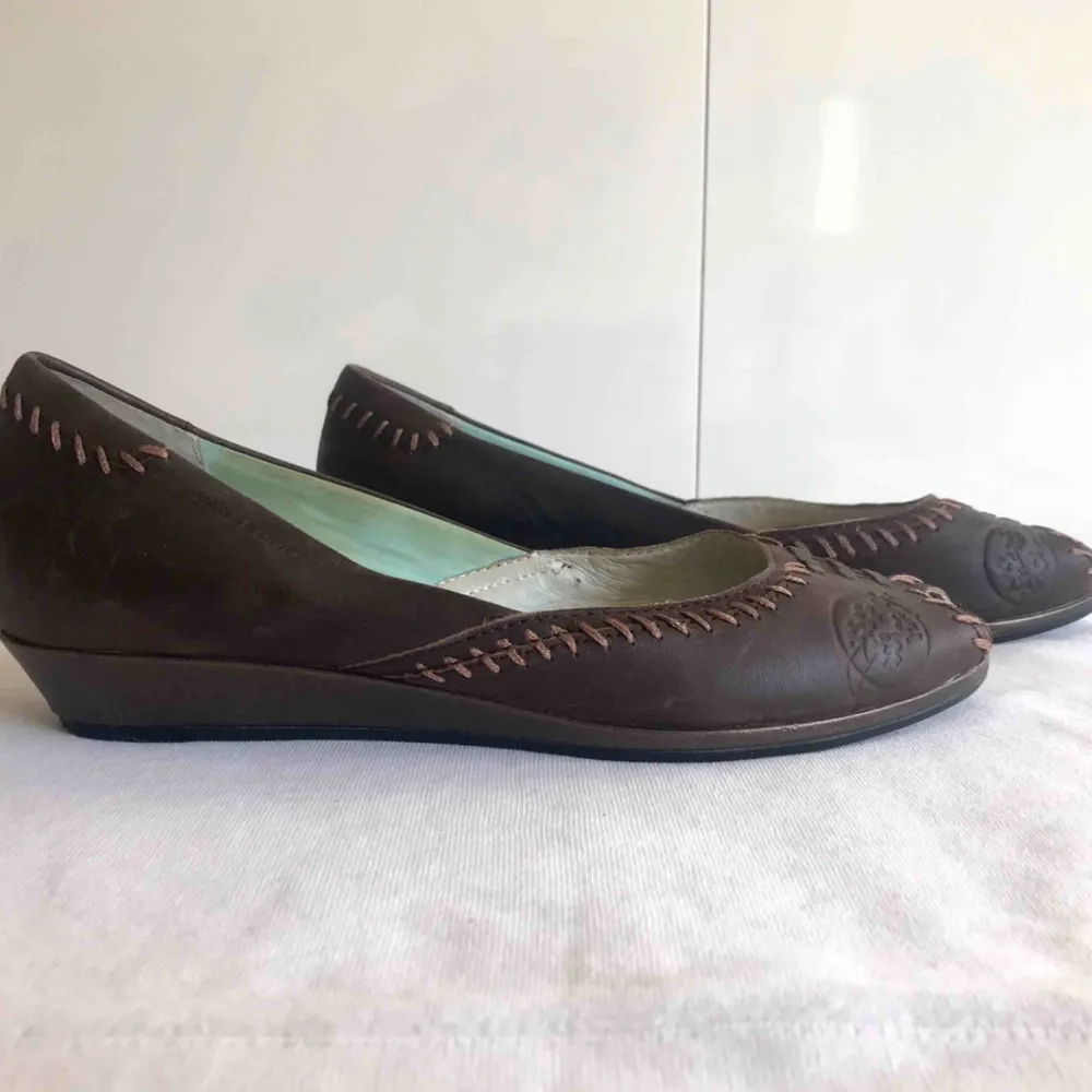 Ett par #VAGABOND skor i äkta läder med fina detaljer. Väldigt bekväma.  Säljer för 50kr  Köparen står för eventuella fraktkostnader. . Skor.