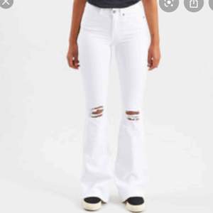 Jag säljer dessa jättefina vita bootcut jeans med hål i knäna, från dr denim, i storlek XS. Nästan aldrig använda pågrund av att det är lite förstora för mig💕