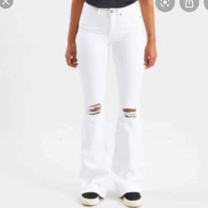  - Jag säljer dessa jättefina vita bootcut jeans med hål i knäna, från dr denim, i storlek XS. Nästan aldrig använda pågrund av att det är lite förstora för mig💕
