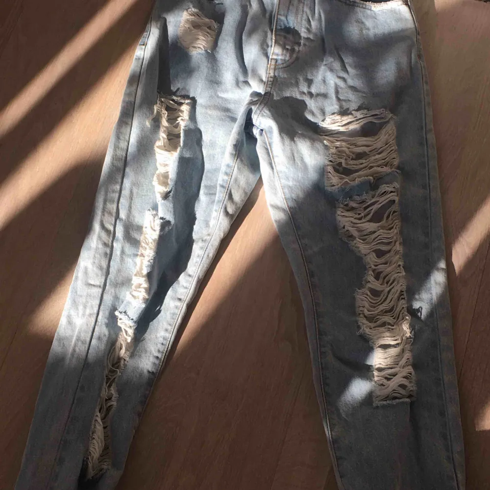 Skit snygga håliga byxor i superbra skick då de aldrig använts💕. Jeans & Byxor.