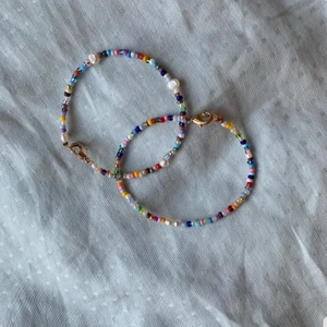 Handgjorda smycken  - Säljer jättefina handgjorda smycken. Kontakta mig för egen beställning.  Armband: 30kr Halsband: 60kr örhängen: 20kr 