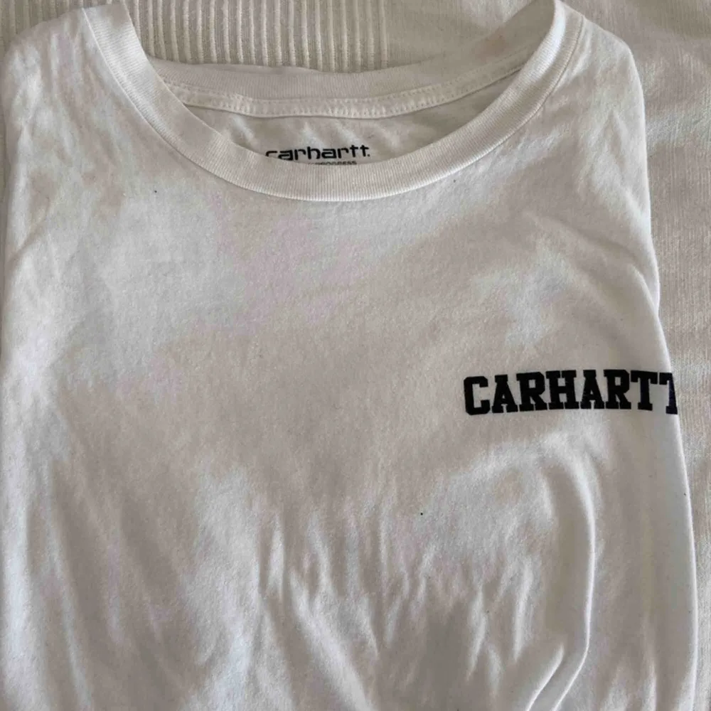 Carhartt vit T-shirt med tryck! . T-shirts.