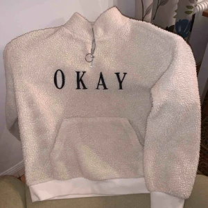  - Jätte snygg Teddy imiterad tröja/tjocktröja från hm. Jätte skönt och passar till allt. Den är mer vit i verkligheten. Kontakta vid intresse 💘💘💘