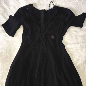  - Svart klänning från gina tricot