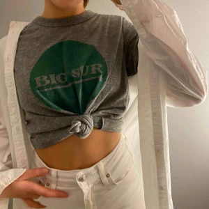  - Vintage T-shirt från humana som är basic med ett coolt tryck