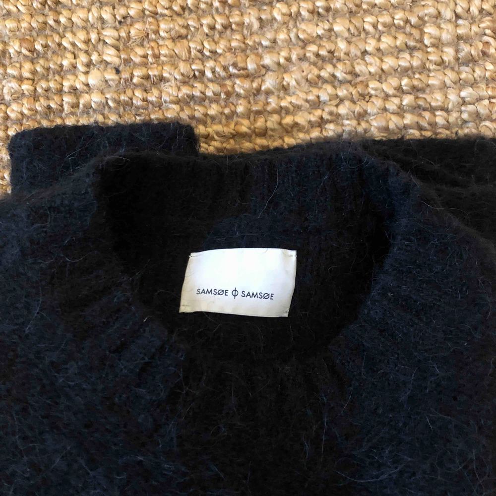 Belle o neck i svart från Samsoe! 40% ull, 40% alpacka, 10% nylon. Möts upp eller fraktar för en liten summa :). Tröjor & Koftor.