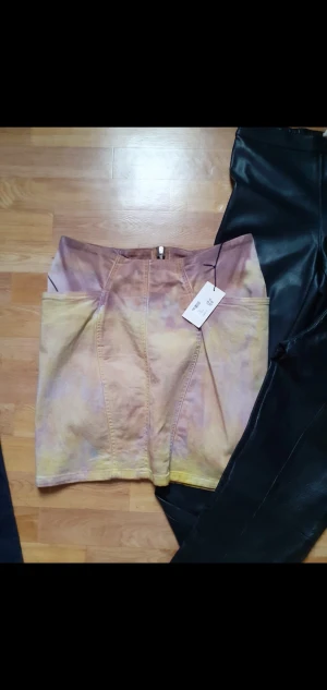 Acne kjol -  Acne kjol st 36 modellen heter magestic fantasy den är i stretch jeans tyg med 2 fickor och dragkjedja bak. Ej använd nypris va 1395 sek 250 sek