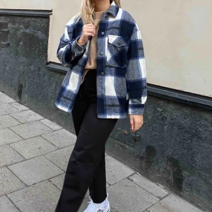  - Slutsåld zara jacka, använd 1 gång. Köparen står för frakt. Möts upp i sthlm 